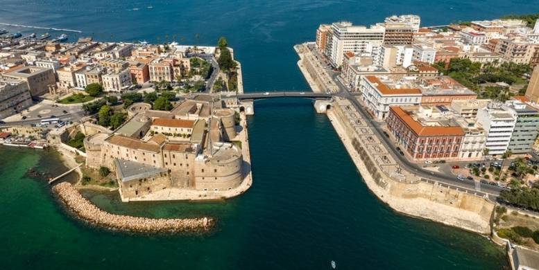 Taranto tra due mari: itinerario e parcheggio porto